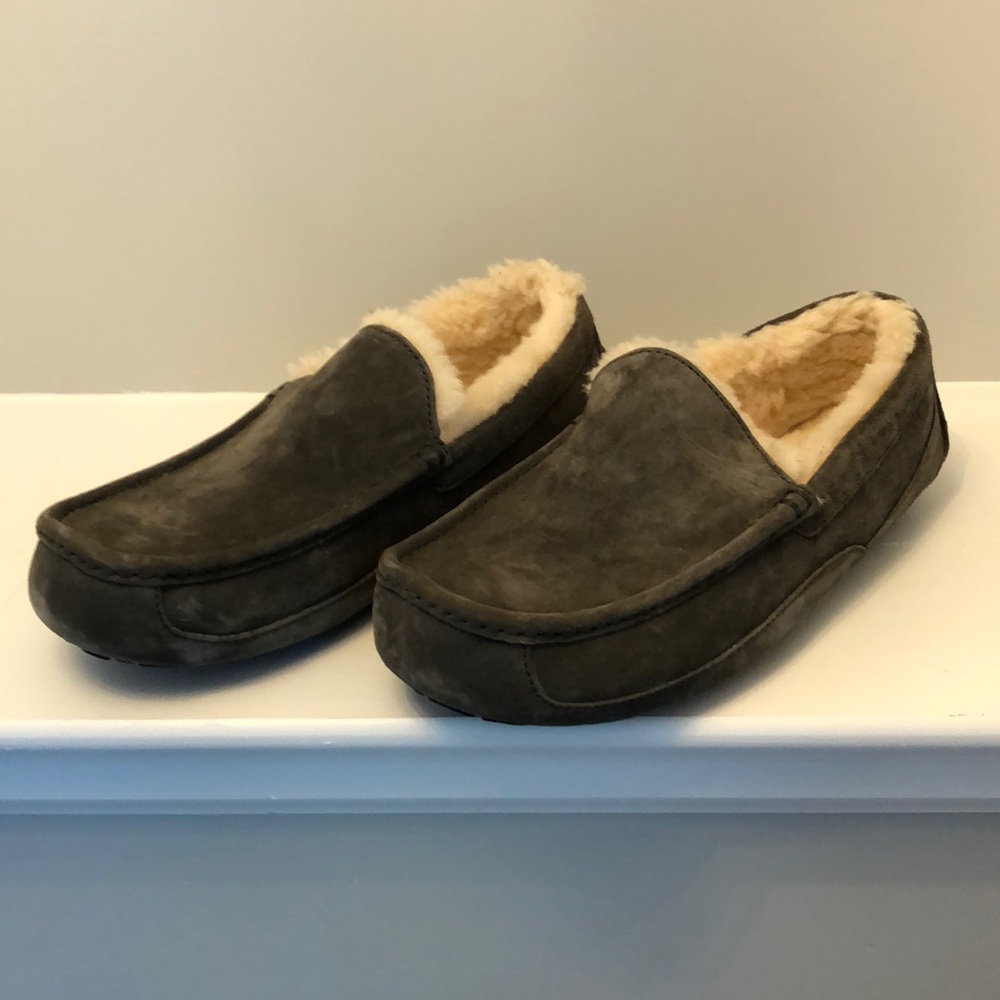 UGG slippers! like new!